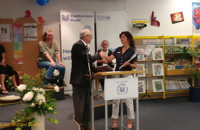 &Uuml;bergabe einer Urkunde von Kreispr&auml;sident Tiemann an Leiterin Andrea Koehn 
&Ouml;ffnet im separaten Fenster 
&copy; Michael Koehn